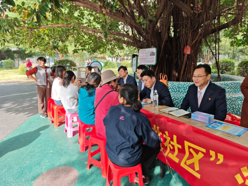 普法宣传进社区 法治阳光暖南湖